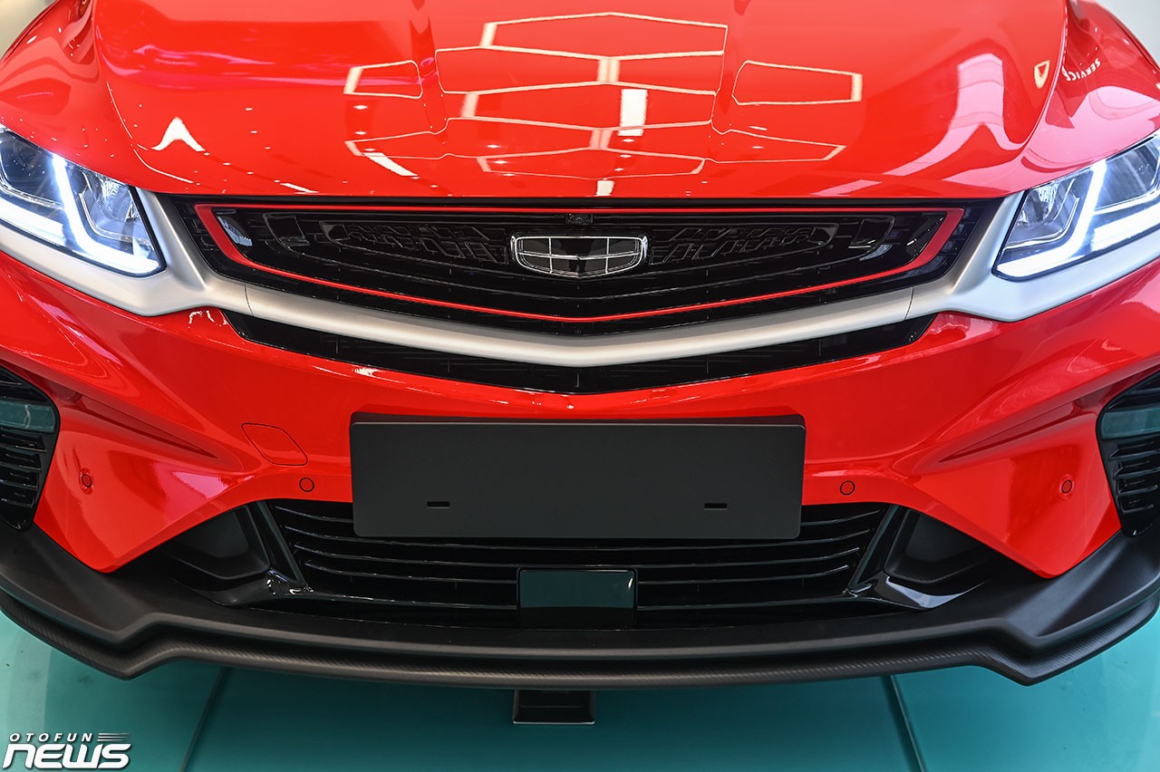 Lưới tản nhiệt ôm gọn logo Geely - Logo Geely là biểu tượng của sự may mắn