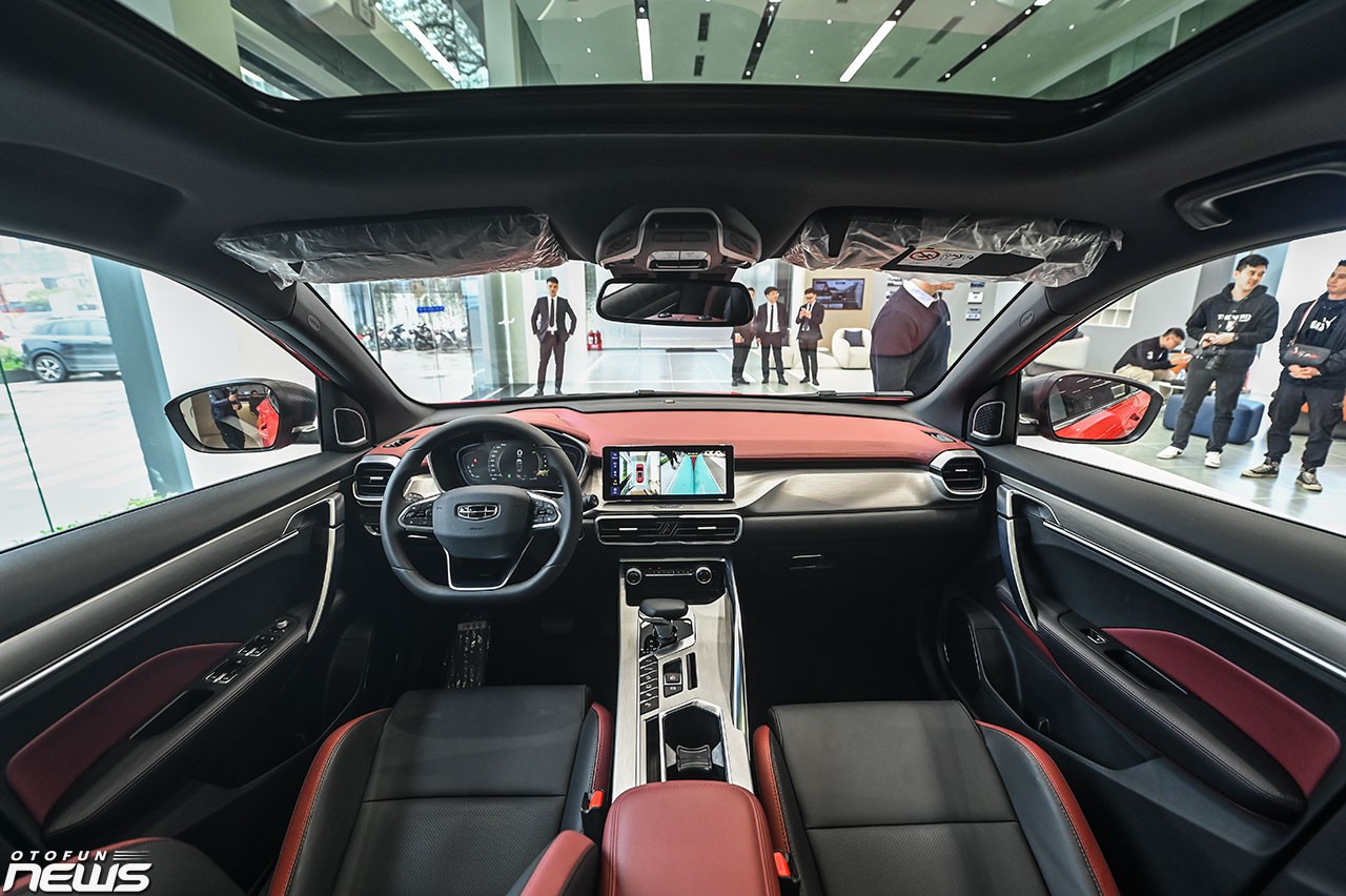 Khoang lái xe Geely Coolray